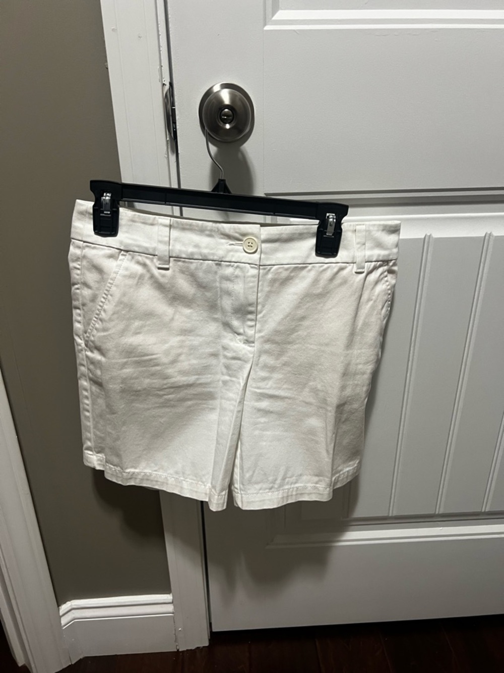 LOFT White Cotton 6” Shorts